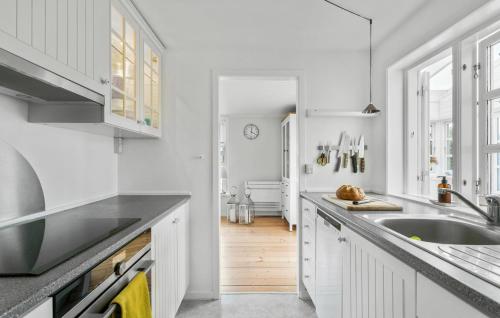 кухня, 4 Bedroom Cozy Home In Nyborg in Ниборг