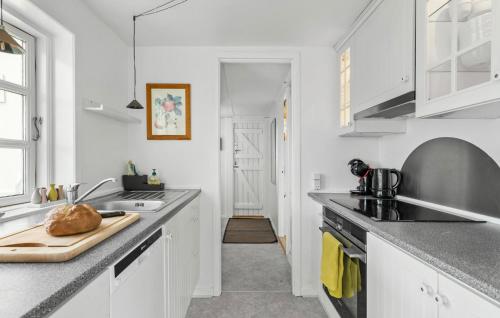 кухня, 4 Bedroom Cozy Home In Nyborg in Ниборг