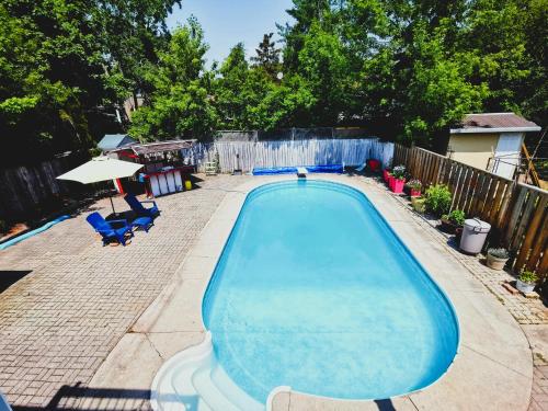 สระว่ายน้ำ, Renovated Cozy Bedroom with Private washroom near สวนสัตว์โตรอนโต