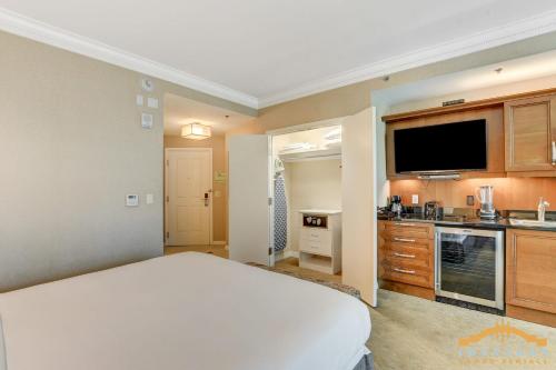 MGM Signature-06-711 Strip View Jacuzzi Studio, Лас-Вегас (фото 8)