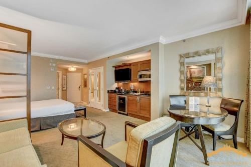 MGM Signature-06-711 Strip View Jacuzzi Studio, Лас-Вегас (фото 10)