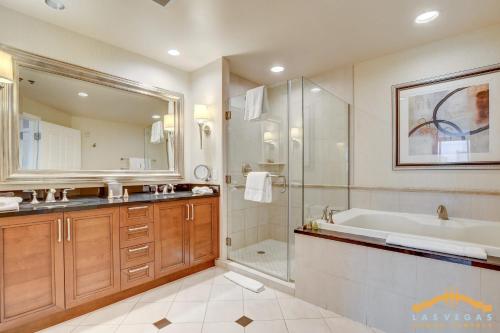 MGM Signature-06-711 Strip View Jacuzzi Studio, Лас-Вегас (фото 3)
