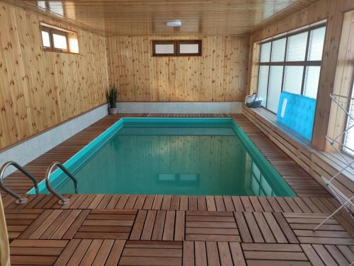 Peldbaseins, Alay Guest House in Tokmok