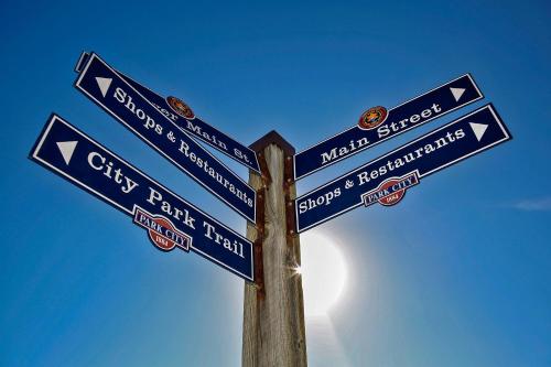 Mayflower Lakeside 1114-302 by Moose Management Mayflower Lakeside 1114-302 by Moose Management