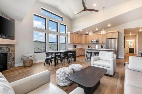 Mayflower Lakeside 1114-302 by Moose Management Mayflower Lakeside 1114-302 by Moose Management