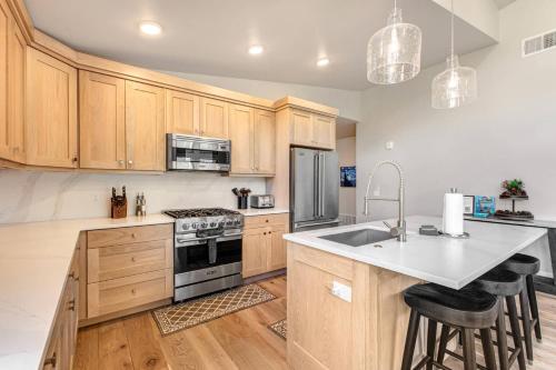 Mayflower Lakeside 1114-302 by Moose Management Mayflower Lakeside 1114-302 by Moose Management