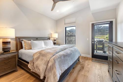 Mayflower Lakeside 1114-302 by Moose Management Mayflower Lakeside 1114-302 by Moose Management