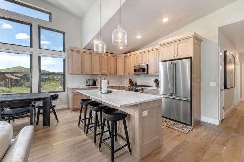 Mayflower Lakeside 1114-302 by Moose Management Mayflower Lakeside 1114-302 by Moose Management