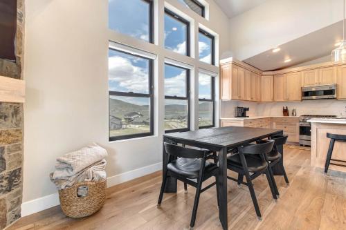 Mayflower Lakeside 1114-302 by Moose Management Mayflower Lakeside 1114-302 by Moose Management