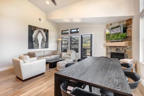 Mayflower Lakeside 1114-302 by Moose Management Mayflower Lakeside 1114-302 by Moose Management