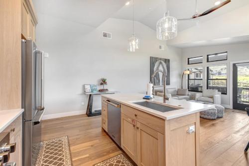 Mayflower Lakeside 1114-302 by Moose Management Mayflower Lakeside 1114-302 by Moose Management