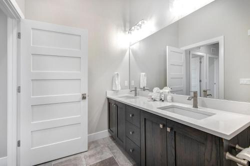 Mayflower Lakeside 1114-302 by Moose Management Mayflower Lakeside 1114-302 by Moose Management