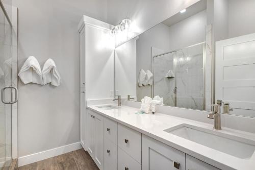 Mayflower Lakeside 1114-302 by Moose Management Mayflower Lakeside 1114-302 by Moose Management