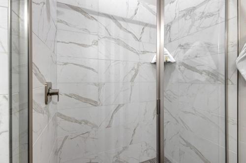 Mayflower Lakeside 1114-302 by Moose Management Mayflower Lakeside 1114-302 by Moose Management