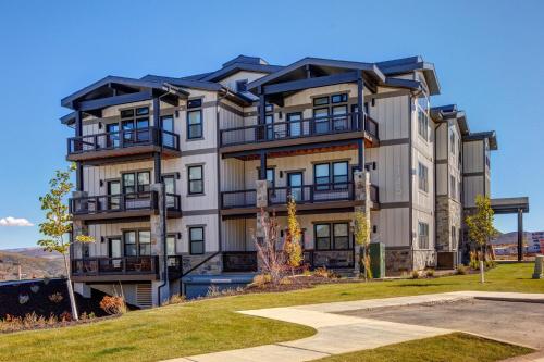 Mayflower Lakeside 1114-302 by Moose Management Mayflower Lakeside 1114-302 by Moose Management