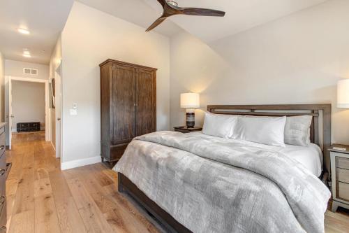 Mayflower Lakeside 1114-302 by Moose Management Mayflower Lakeside 1114-302 by Moose Management