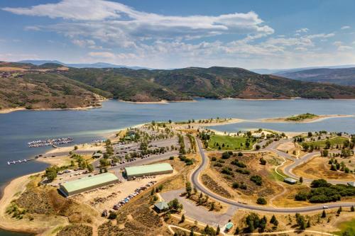 Mayflower Lakeside 1114-302 by Moose Management Mayflower Lakeside 1114-302 by Moose Management