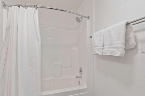 Fox Bay N203 by Moose Management Fox Bay N203 by Moose Management