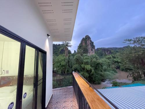 ภูผา เฮ้าส์ รีสอร์ท in Ban Mung