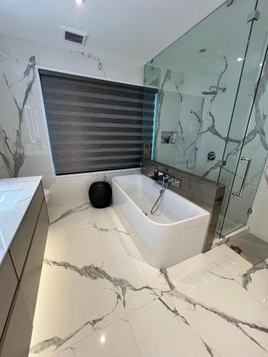 Luxury Modern New House in Central Vancouver - Tap to explore photos
