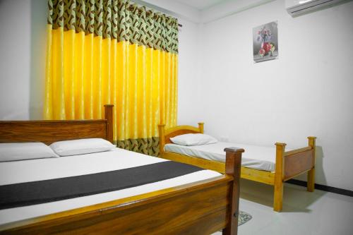 1 queen bed, 1 twin bed