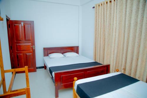 1 double bed, 1 twin bed