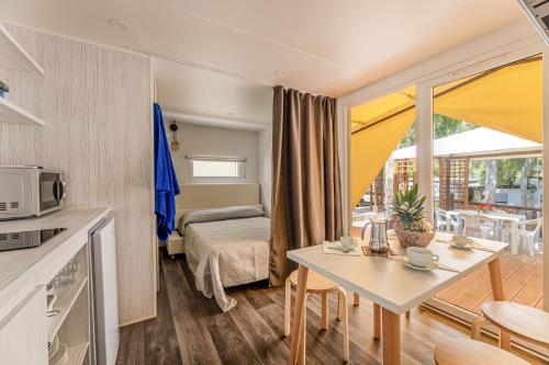 2 twin beds, 1 sofa bed