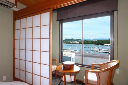 room detail thumbnail 2