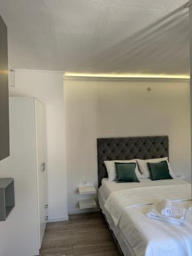 One-Bedroom Apartment image 6