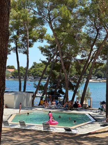 Peldbaseins, Luxury MobileHome Lucina Bay in Pasman
