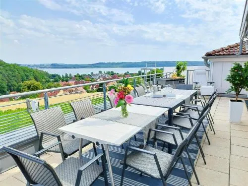 Seeblickapartment für bis zu 12, Nürnberg & Schwabach in 30-35 Minuten zu erreichen, Sauna, Arbeitsplatz, Dachterrasse & Grill in Spalt, Deutschland