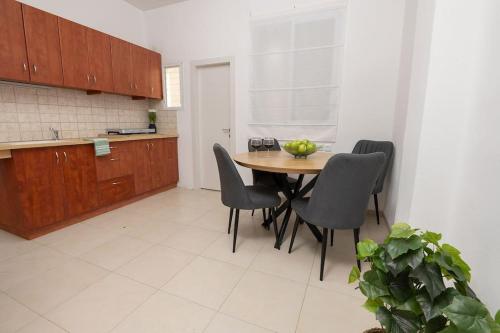 Mutfak, דירה מהממת במרכז גבעתיים עם 3 חדרי שינה in Ramat Gan