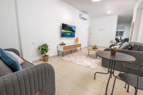 דירה מהממת במרכז גבעתיים עם 3 חדרי שינה in Ramat Gan