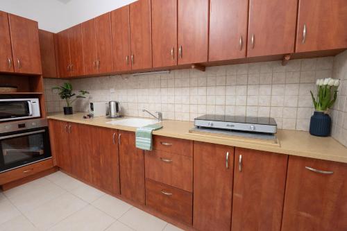Mutfak, דירה מהממת במרכז גבעתיים עם 3 חדרי שינה in Ramat Gan