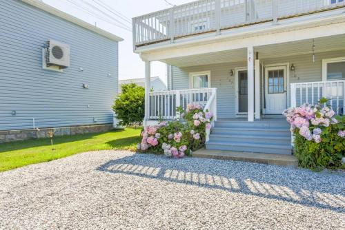 New cozy coastal retreat! in Groton, USA