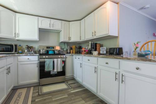 New cozy coastal retreat! in 格羅頓