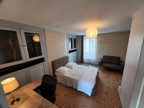 Charmante Briarde simple et de bon goût, avec Terrasse et Jardin - 4 à10 personnes, Haute-Marne