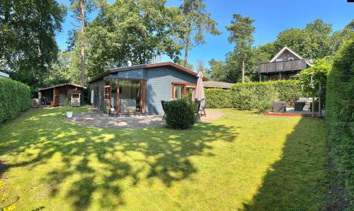  Dubbele chalet op recreatiepark Topparken op de Veluwe in Beekbergen met grote vrije tuin en eigen parkeerplaats in 7361 TE Beekbergen