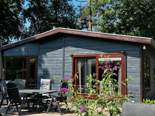  Dubbele chalet op recreatiepark Topparken op de Veluwe in Beekbergen met grote vrije tuin en eigen parkeerplaats in Beekbergen