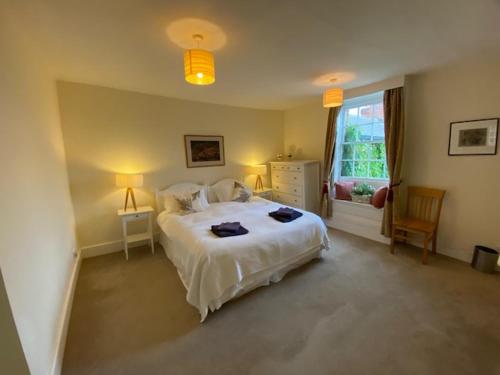 Stunning 3 bedroom 3 bath self catering cottage nr Stonehenge, Longleat, Avebury and Bath in Enford