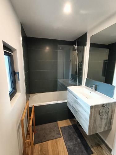 Fürdőszoba, Studio indépendant (Studio independant) in Verdelot