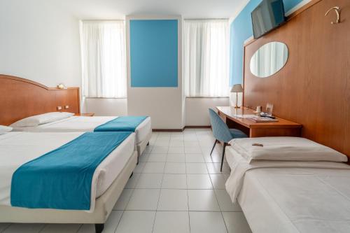 4 twin beds