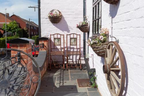陽台/露台, Rosehip Cottage Period home, Bingham, Nottingham in 賓翰東