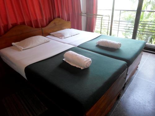 2 twin beds