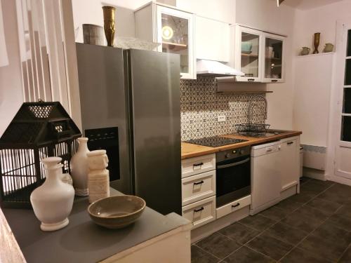 virtuve, Gîte en face du Château de NIZAS, 4 chambres d'hôtes et 1 appartement familial avec 2 chambres (Gite en face du Chateau de NIZAS, 4 chambres d'hotes et 1 appartement familial avec 2 chambres) in Nizas