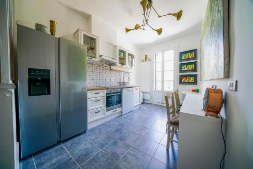 virtuve, Gîte en face du Château de NIZAS, 4 chambres d'hôtes et 1 appartement familial avec 2 chambres (Gite en face du Chateau de NIZAS, 4 chambres d'hotes et 1 appartement familial avec 2 chambres) in Nizas