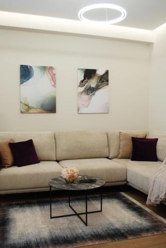Lindi's Apartment 8/3, Tirana