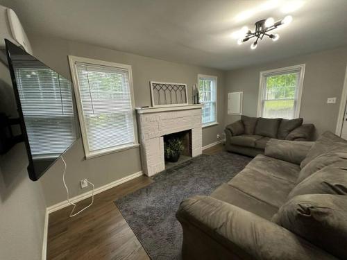 . 3BR, 2BA and Office Fire Pit,Mins 2 UConn & Lake