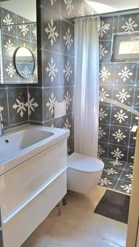 2 bedrooms, large balcony near the sea, Athens (photo 11)