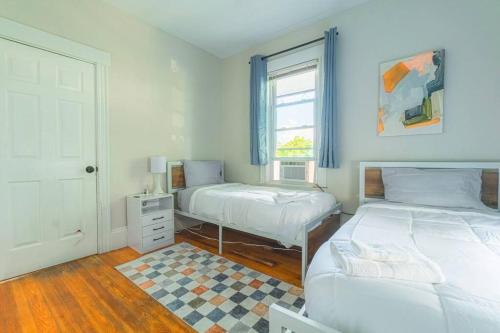 Charming 4 BDR - Walk to Downtown & Free parking! in Salem, USA